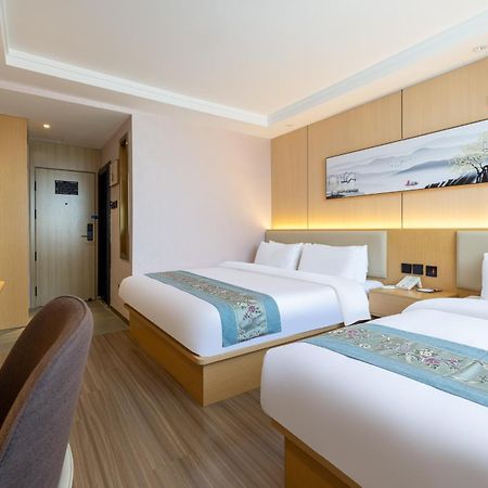 East Sacred Hotel--Very Near Beijing Tiananmen Square ,The Forbidden City,The Temple Of Heaven ,3 Minutes' Walk To Wangfujing Subway ,Located In The Center Of Beijing, Many Shopping Malls Around,Newly Renovated Hotel-Able To Receive Foreign Guests Eksteriør bilde