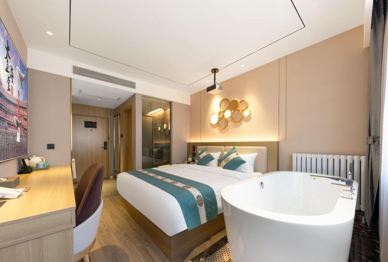 East Sacred Hotel--Very Near Beijing Tiananmen Square ,The Forbidden City,The Temple Of Heaven ,3 Minutes' Walk To Wangfujing Subway ,Located In The Center Of Beijing, Many Shopping Malls Around,Newly Renovated Hotel-Able To Receive Foreign Guests Eksteriør bilde Deluxe Room