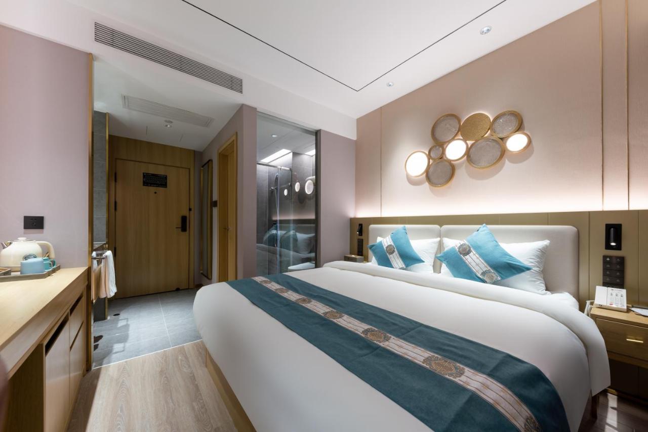 East Sacred Hotel--Very Near Beijing Tiananmen Square ,The Forbidden City,The Temple Of Heaven ,3 Minutes' Walk To Wangfujing Subway ,Located In The Center Of Beijing, Many Shopping Malls Around,Newly Renovated Hotel-Able To Receive Foreign Guests Eksteriør bilde A room at the hotel