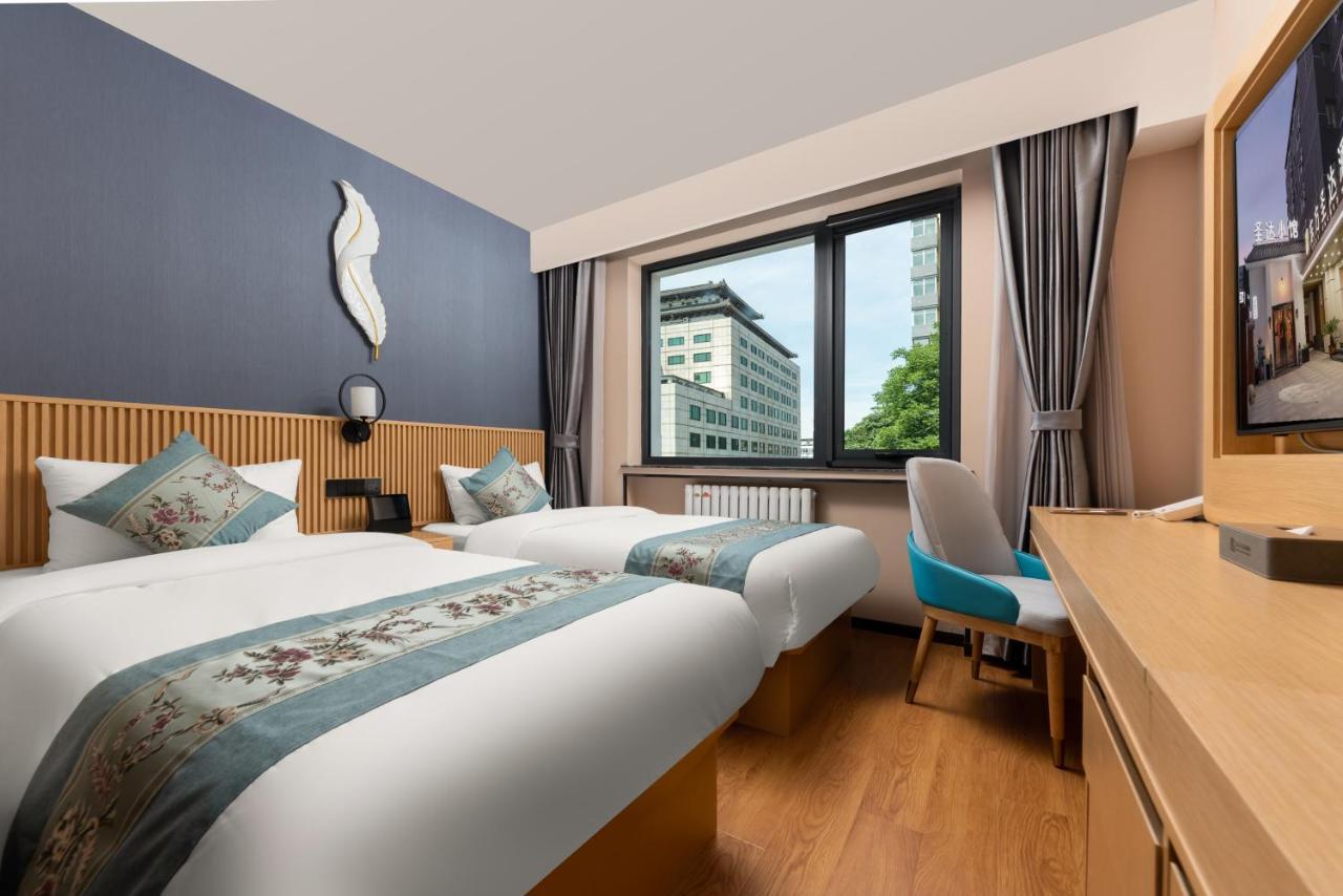 East Sacred Hotel--Very Near Beijing Tiananmen Square ,The Forbidden City,The Temple Of Heaven ,3 Minutes' Walk To Wangfujing Subway ,Located In The Center Of Beijing, Many Shopping Malls Around,Newly Renovated Hotel-Able To Receive Foreign Guests Eksteriør bilde