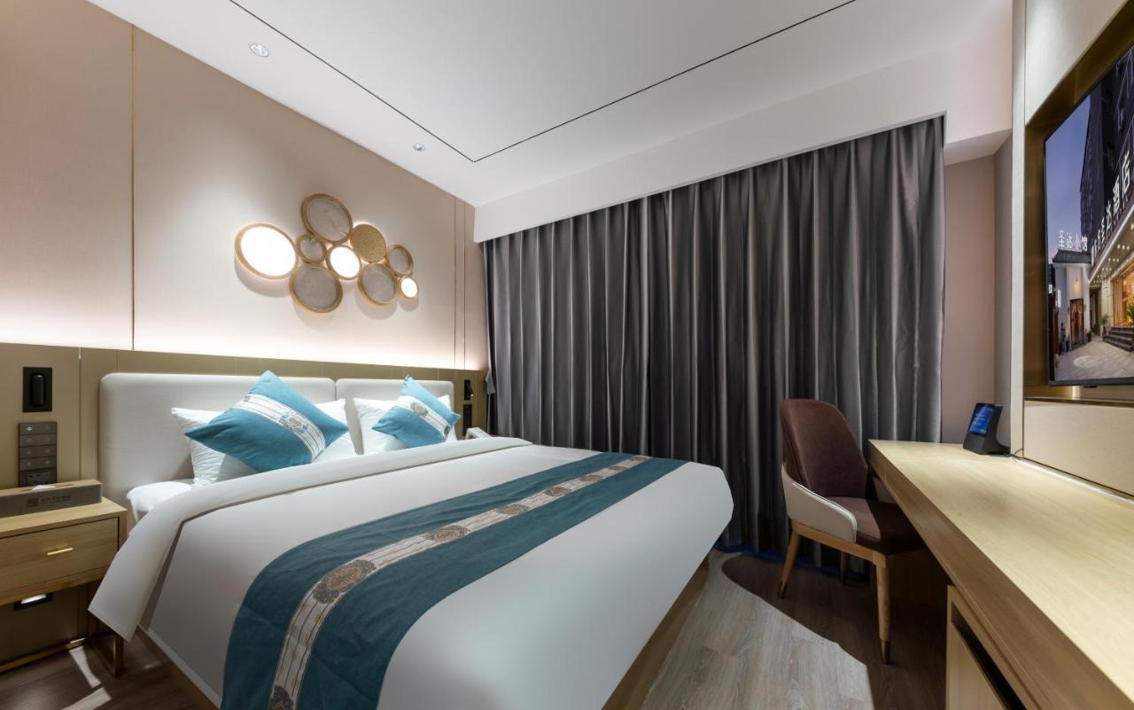 East Sacred Hotel--Very Near Beijing Tiananmen Square ,The Forbidden City,The Temple Of Heaven ,3 Minutes' Walk To Wangfujing Subway ,Located In The Center Of Beijing, Many Shopping Malls Around,Newly Renovated Hotel-Able To Receive Foreign Guests Eksteriør bilde A bedroom in the hotel