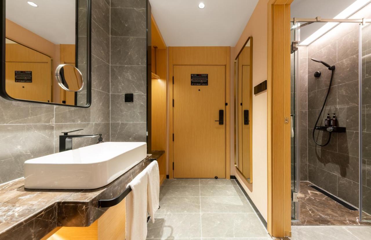East Sacred Hotel--Very Near Beijing Tiananmen Square ,The Forbidden City,The Temple Of Heaven ,3 Minutes' Walk To Wangfujing Subway ,Located In The Center Of Beijing, Many Shopping Malls Around,Newly Renovated Hotel-Able To Receive Foreign Guests Eksteriør bilde Bathroom