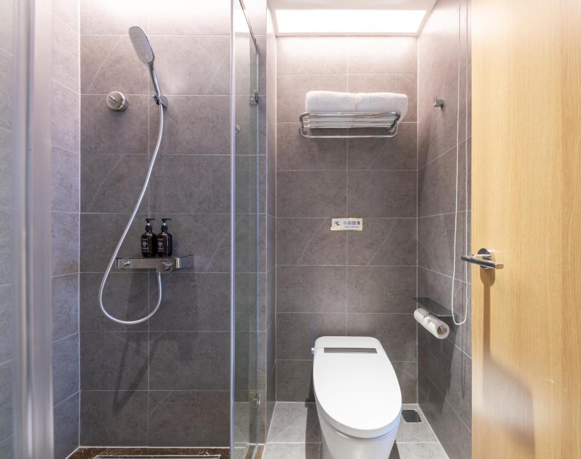 East Sacred Hotel--Very Near Beijing Tiananmen Square ,The Forbidden City,The Temple Of Heaven ,3 Minutes' Walk To Wangfujing Subway ,Located In The Center Of Beijing, Many Shopping Malls Around,Newly Renovated Hotel-Able To Receive Foreign Guests Eksteriør bilde A wet room in a hotel