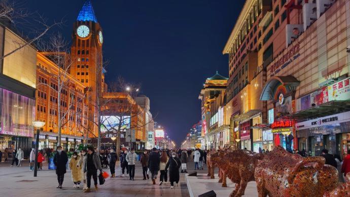 East Sacred Hotel--Very Near Beijing Tiananmen Square ,The Forbidden City,The Temple Of Heaven ,3 Minutes' Walk To Wangfujing Subway ,Located In The Center Of Beijing, Many Shopping Malls Around,Newly Renovated Hotel-Able To Receive Foreign Guests Eksteriør bilde The Bund at night