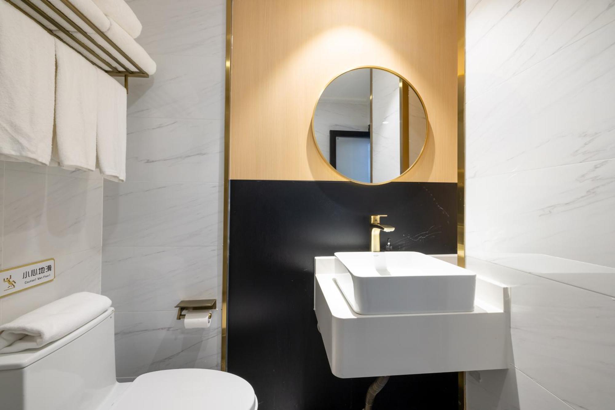 East Sacred Hotel--Very Near Beijing Tiananmen Square ,The Forbidden City,The Temple Of Heaven ,3 Minutes' Walk To Wangfujing Subway ,Located In The Center Of Beijing, Many Shopping Malls Around,Newly Renovated Hotel-Able To Receive Foreign Guests Eksteriør bilde