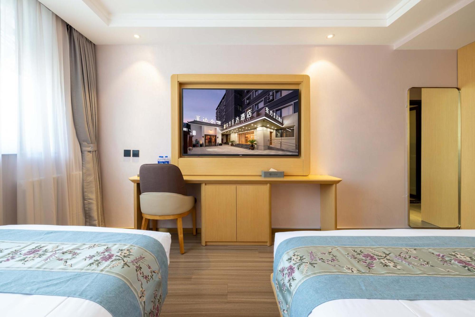 East Sacred Hotel--Very Near Beijing Tiananmen Square ,The Forbidden City,The Temple Of Heaven ,3 Minutes' Walk To Wangfujing Subway ,Located In The Center Of Beijing, Many Shopping Malls Around,Newly Renovated Hotel-Able To Receive Foreign Guests Eksteriør bilde